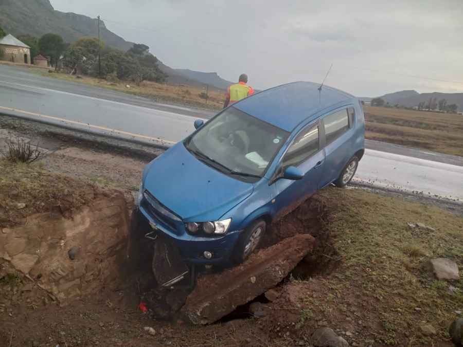 Blue Chevy Swerves Off Mckays’Nek – Drive Safe!