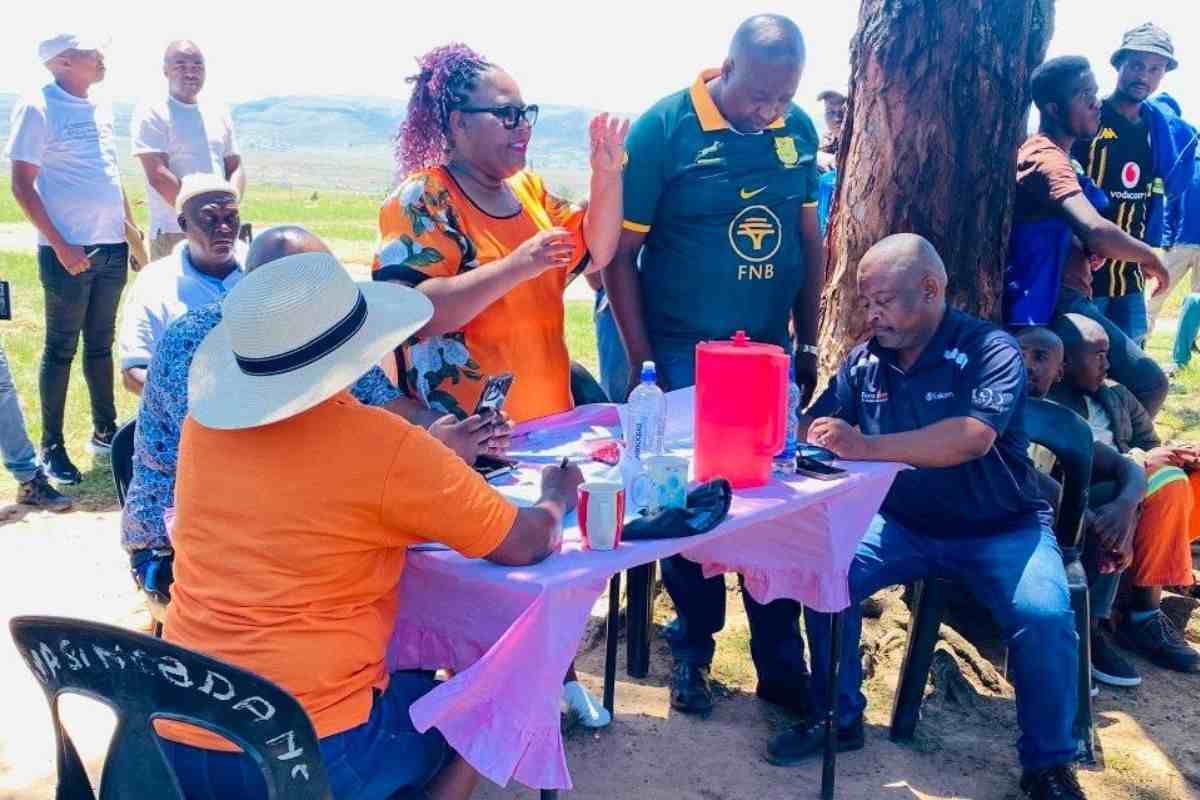 Cacadu Mayor Brings Contractors, Roads Set for Big Upgrade!