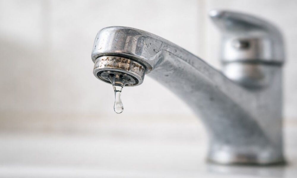Unplanned Water Outage Hits Parts of Komani After Pipe Bursts in Grey Street