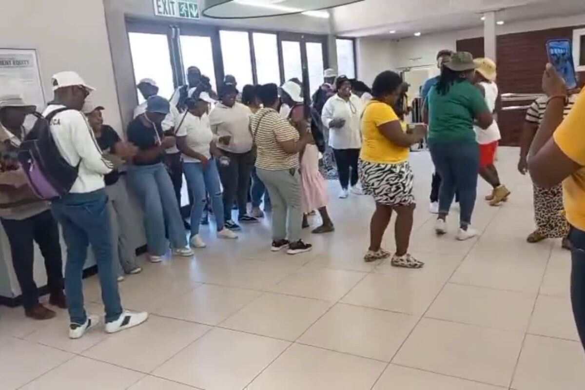 Just In: Residents and Workers Protest at Chris Hani Municipality Offices