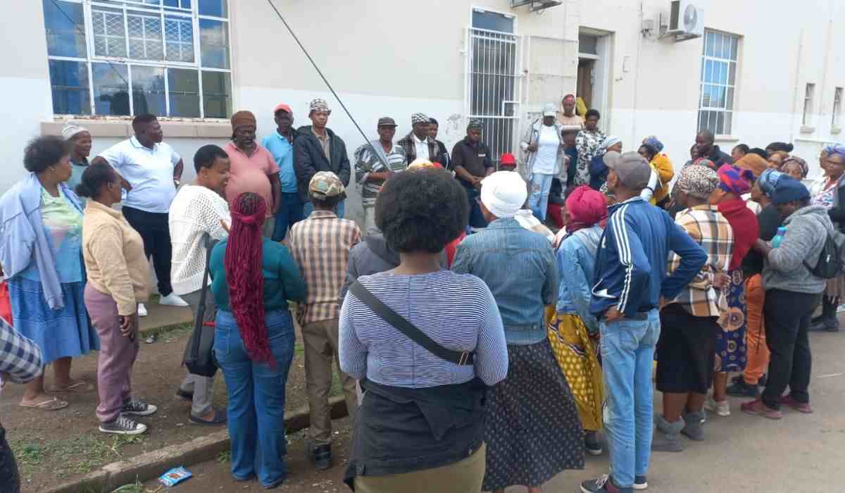 Electricity blocked for over 200 homes, residents take to streets