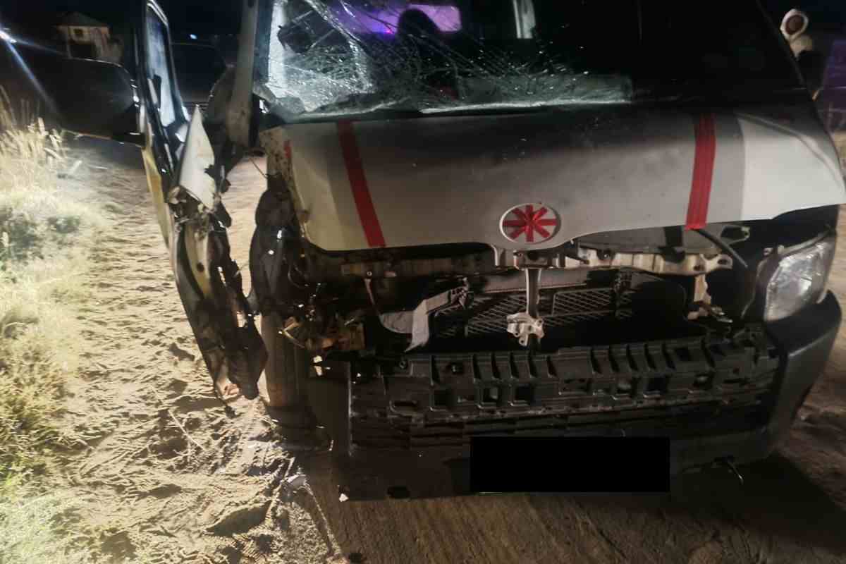 Two injured after taxi crashes into Eskom pole in Tendergate