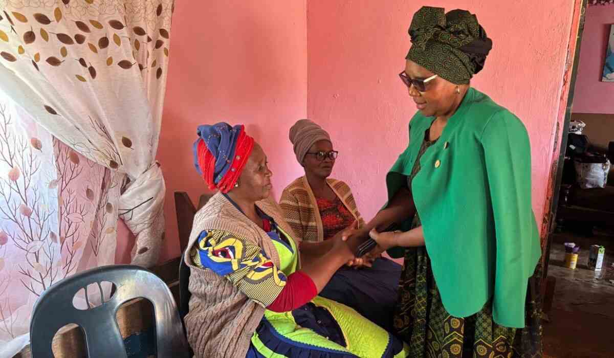 Mayor Visits Bereaved Family After Three Children Die in Fire